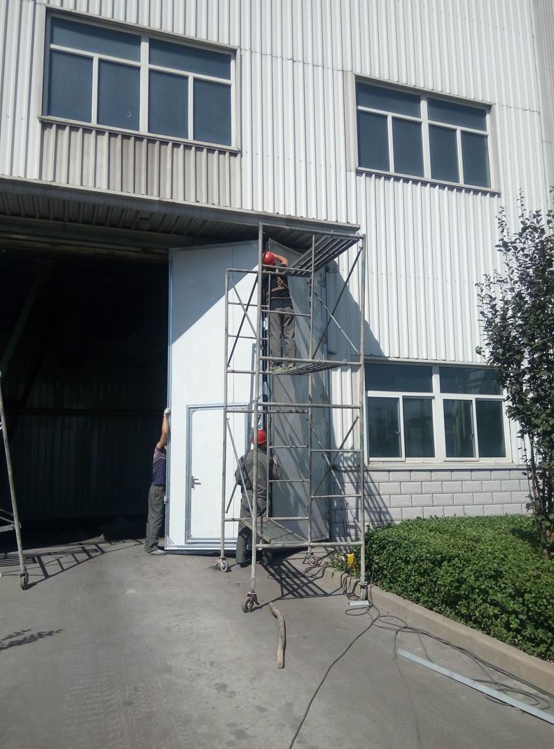 工業(yè)折疊門安裝現場